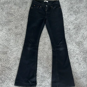 Svarta bootcut jeans från Gina  - Lågmidjade jeans från Gina med midjemått 36 cm rakt över och innerbenslängd 80 cm