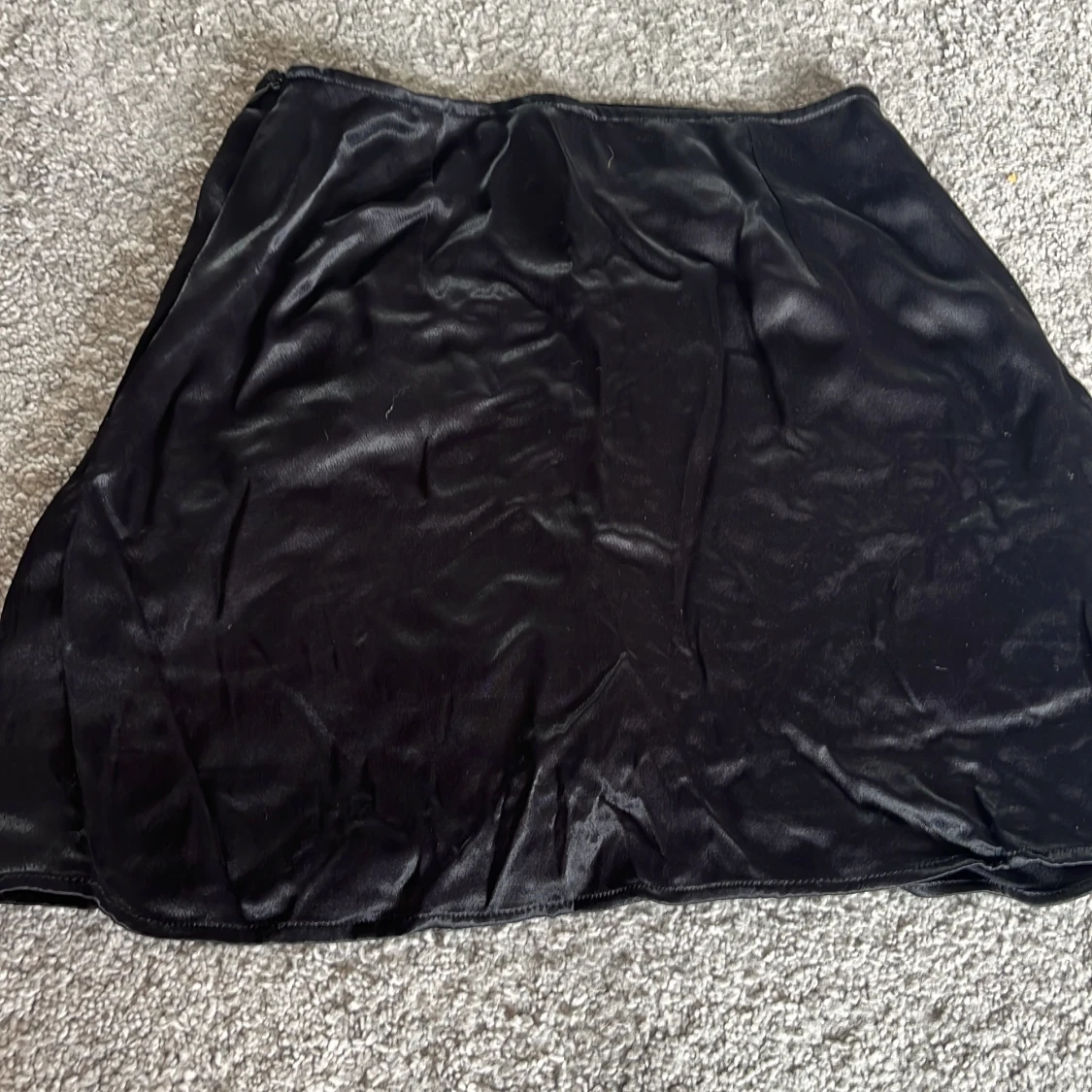 Svart satin kjol från Zara  - 1