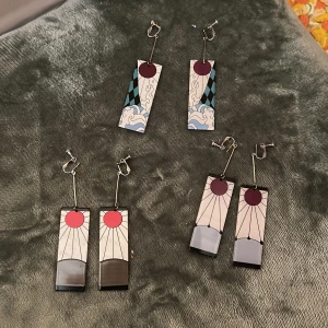 Demon slayer örhängen  - Clipsörhängen, har bara använts nåra få gånger. 20kr styck, 50kr för alla tre 