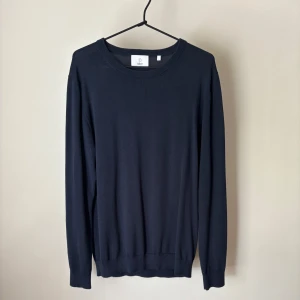 Mörkblå stickad tröja från Bläck - Tja! Säljer en stilren mörkblå stickad tröja från Bläck i storlek M. Tröjan har rund halsringning, långa ärmar och ribbade muddar! |Nypris=599| Mitt pris=299|