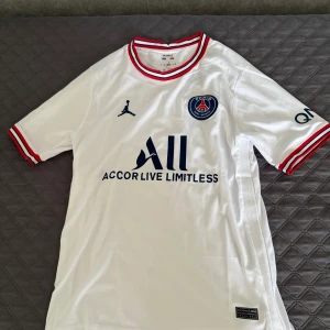 Psg tröja tshirt - Ny vit nike psg tshirt.