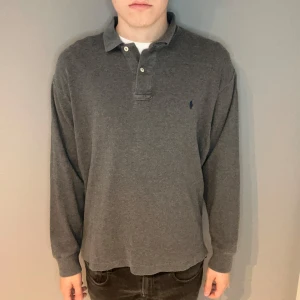 Polo Ralph Lauren långärmad piké  - Polo Ralph Lauren långärmad piké | storlek m | skick 8,5 | fraktar via PostNord eller Instabox på köparens bekostnad | hör av dig vid funderingar 