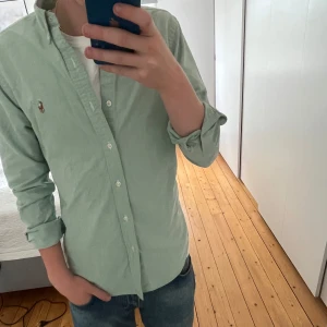 Skjorta från Ralph Lauren - Säljer snygg skjorta från Ralph Lauren. Skjortan har lång ärm och den ikoniska broderade loggan på bröstet. Perfekt till jeans eller shorts för en clean och stilren look.                                                                  Hör gärna av dig vid funderingar? 💭 