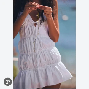 Vit kort sommarklänning från Zara - Supersöt vit kortklänning från Zara som inte går att få tag på längre. Den är aldrig använd 💞
