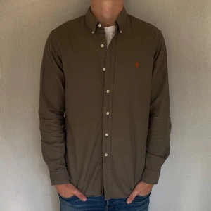 Ralph lauren skjorta - Skjorta från Ralph lauren i fint skick. Storlek M. Modellen är 185 cm lång och väger 75 kg. 