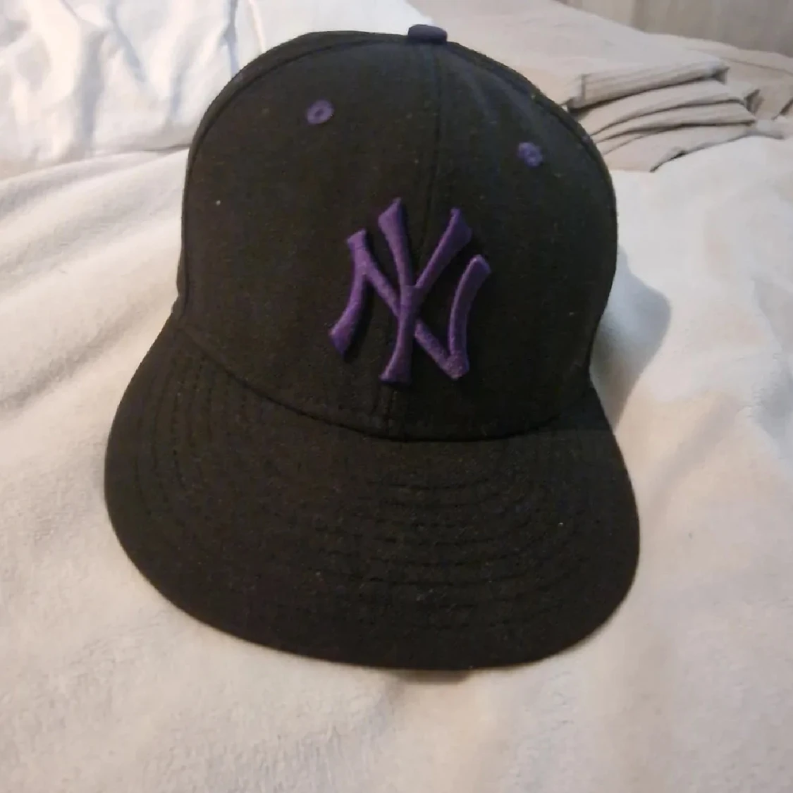 Svart New York Yankees keps lila detaljer