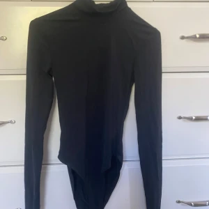 Svart långärmad body - Snygg långärmad body från zara💕jag är 165 cm💓