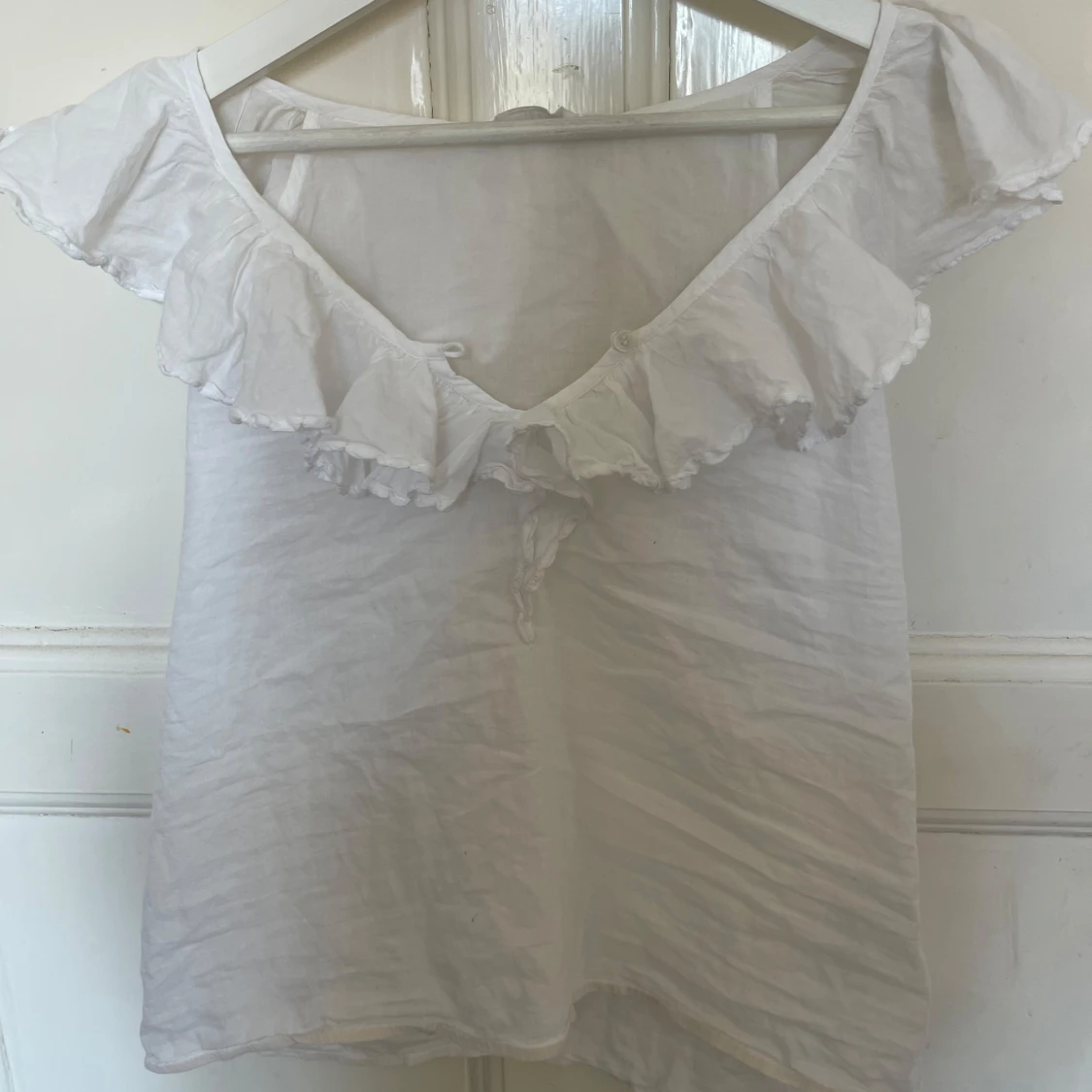 Vit volangtop med v-ringning - 1