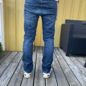 Replay ”Grover” jeans - Säljer ett par replay grover jeans som passar perfekt för alla årstider. Storlek W28 L30 och passar dig som är ungefär 170-185cm. Jeansen är i nyskick och har endast använts ett par gånger. Vid frågor eller funderingar är det bara att skicka ett meddelande. Pris kan diskuteras vid snabba affärer.