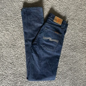 Nudie ”slim Jim” Jean - Säljer ett par nudie slim Jim jeans som passar perfekt för alla årstider. Storlek W29 L34 och passar dig som är ungefär 180-190cm. Jeansen är i nyskick och har endast använts ett par gånger. Vid frågor eller funderingar är det bara att skicka ett meddelande. Pris kan diskuteras vid snabba affärer.
