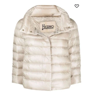 Beige dunjacka från Herno - Jätte snygg och perfekt till hösten, använd fåtal gånger säljer pga att den är lite stor. nypris 5435kr 