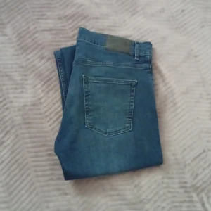 J.Lindeberg jeans slim fit  - Feta slim fit jeans från j lindeberg. De är använda tre gånger, i princip nya. Kvitto finns. Pris kan diskuteras.