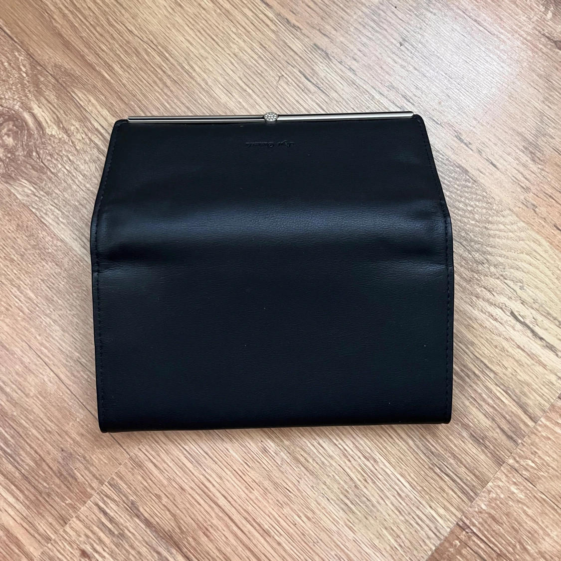 Svart plånbok med hjärtformad detalj - 3