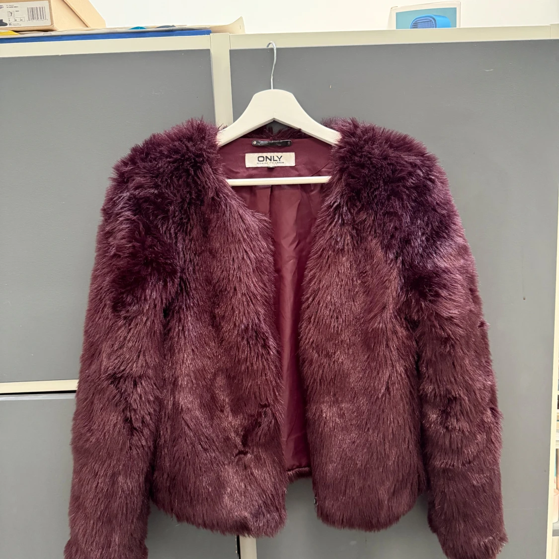 Lila pälsjacka från ONLY