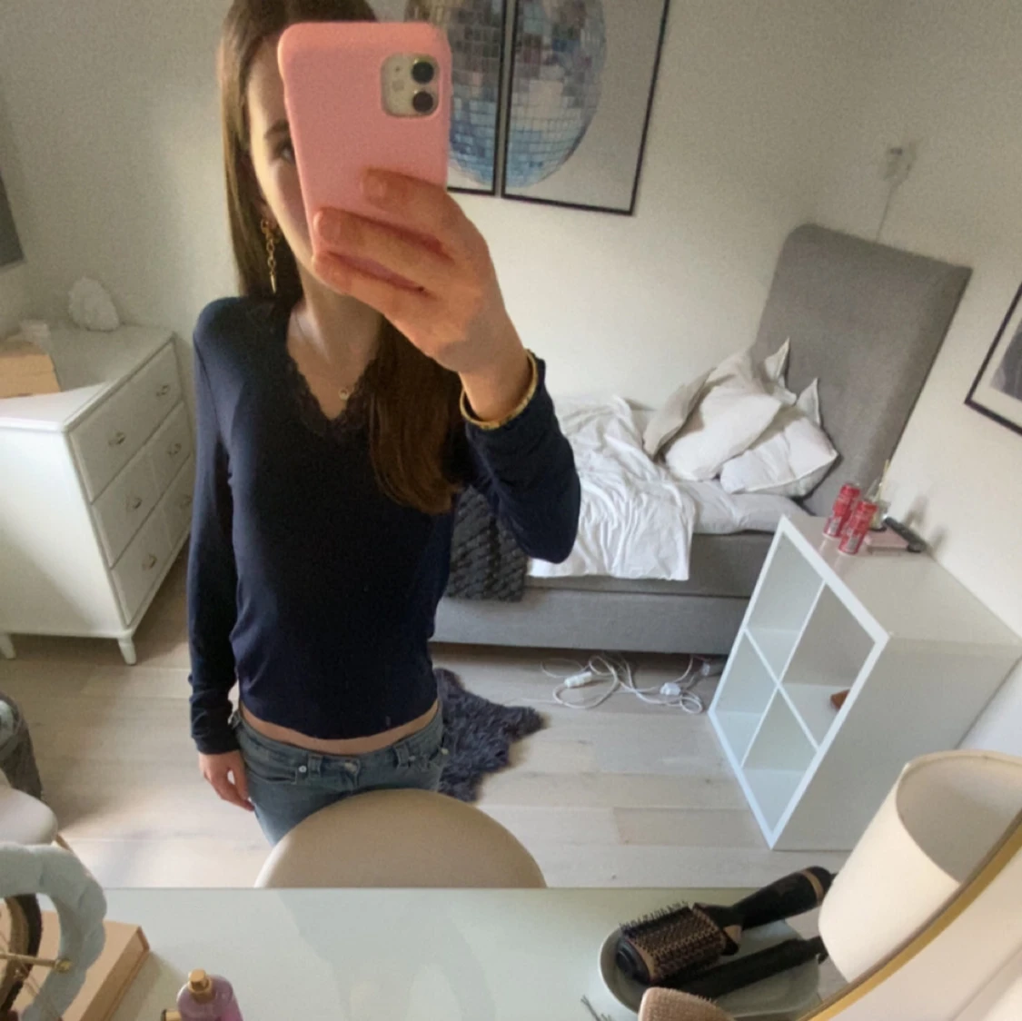 Mörkblå topp med spetsdetaljer från Gina Tricot