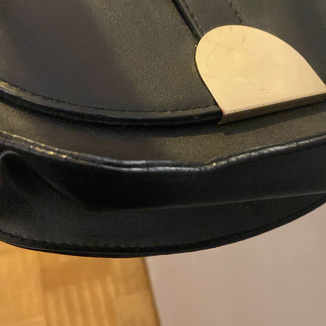 Svart axelväska med gulddetalj - 2