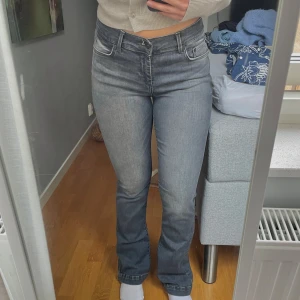 Gråa utsvängda jeans LTB - Jeans med stretch från märket LTB, ”flared Fallon”. Inga defekter som nya, inte fått användning. Storlek: W29, L32, (som en storlek mellan s och m), jag är 169cm lång. 