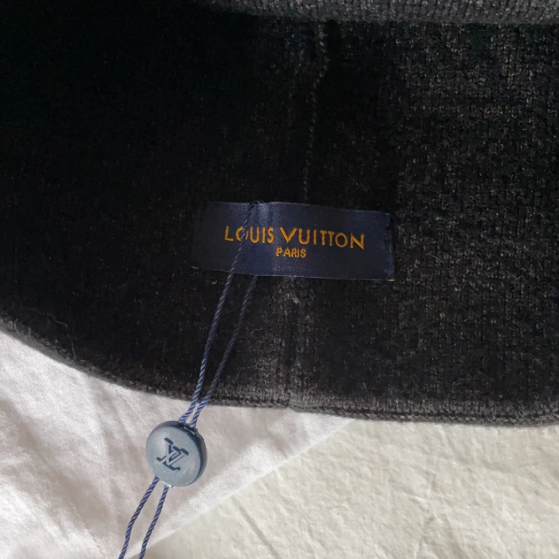 Svart mössa från Louis Vuitton - 4