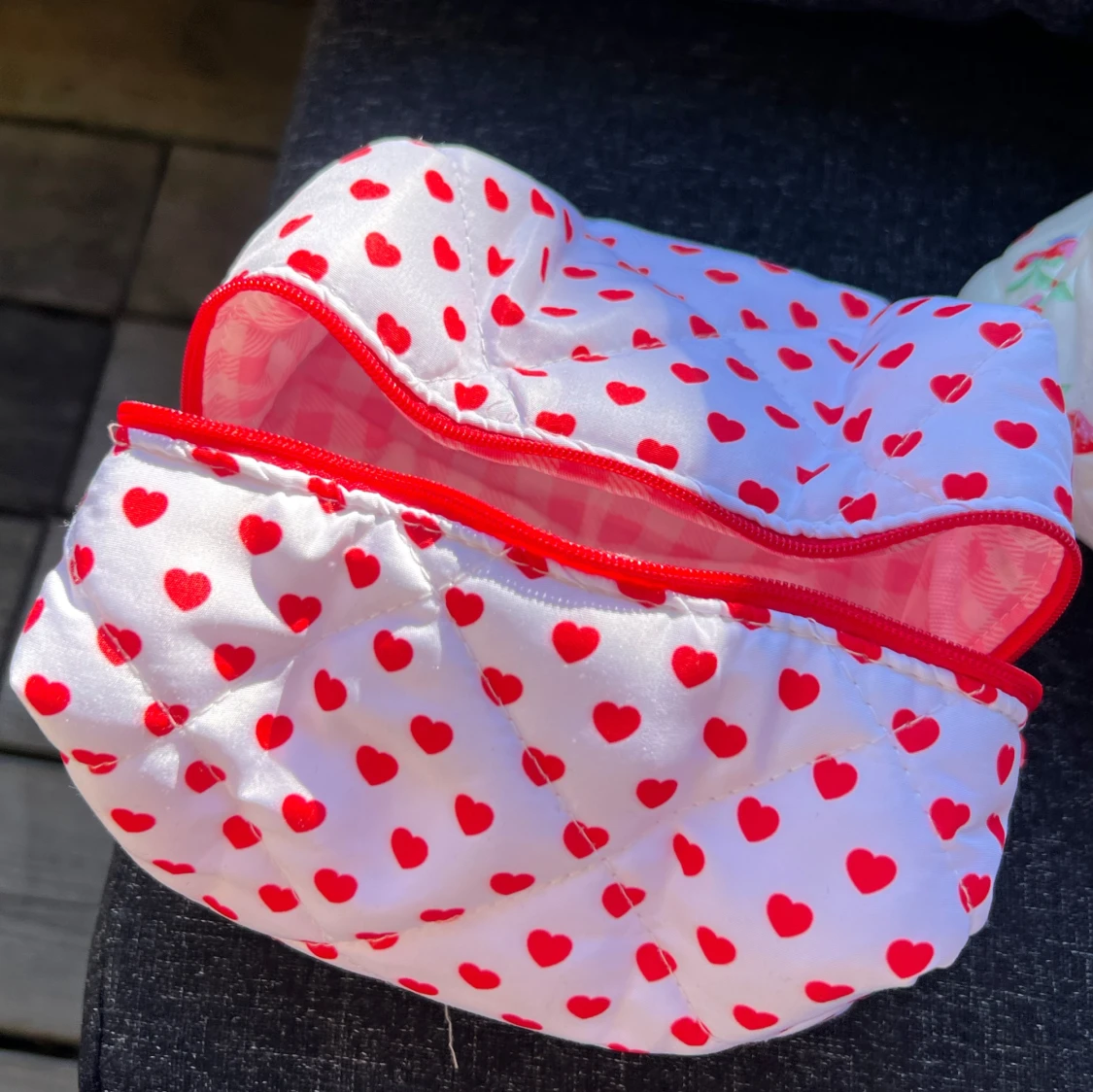 Vit necessär med röda hjärtan - 1