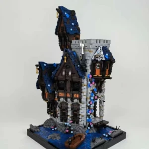 5000+ bitar Byggsats av medeltida hus Oöppnad  - Detaljerad byggsats av ett medeltida hus med blått tak och stenväggar. Inkluderar en båt och blomsterdetaljer. Perfekt för byggentusiaster som gillar historiska teman. Helt ny. Oöppnat. Redo att skickas direkt 