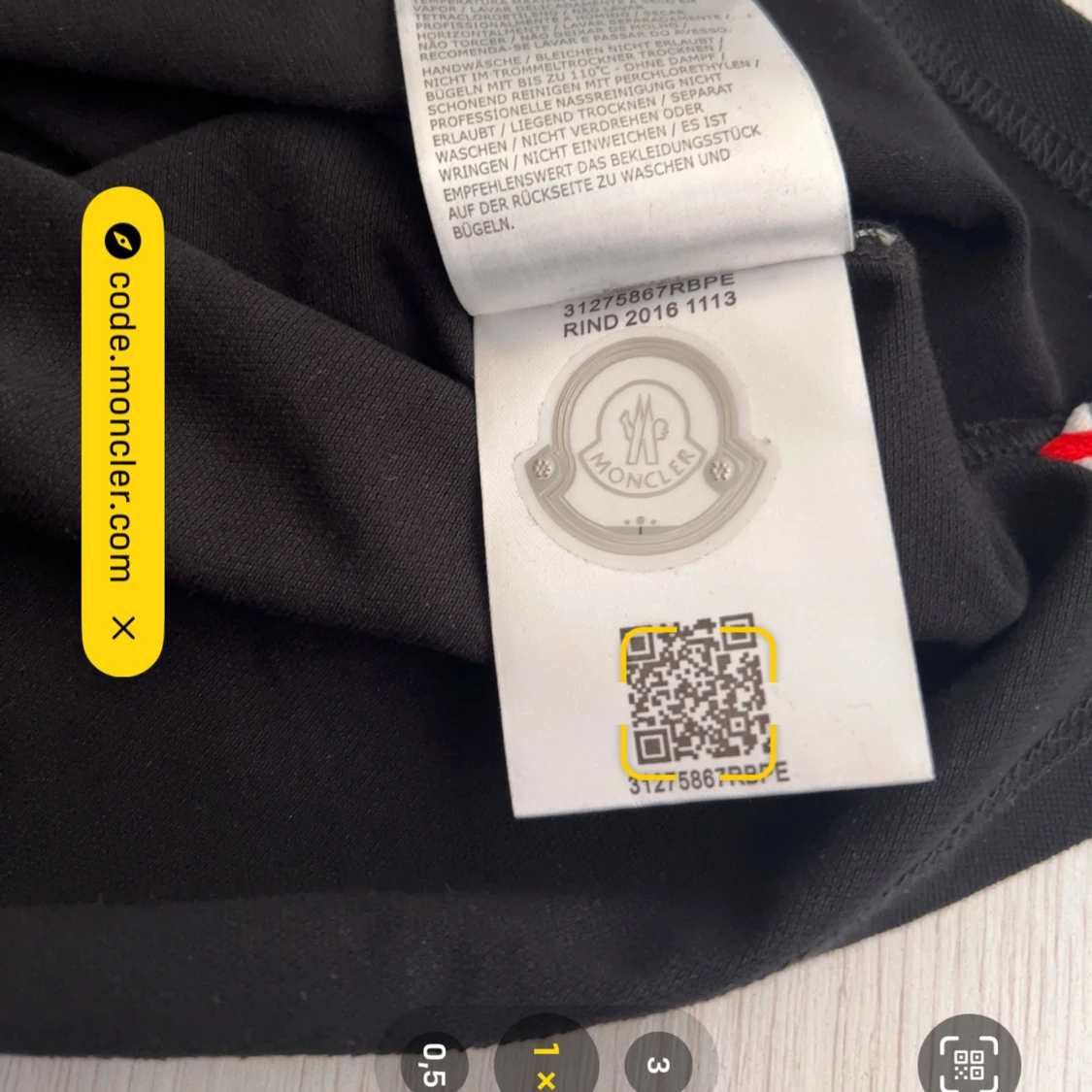 Svart pikétröja från Moncler - 2