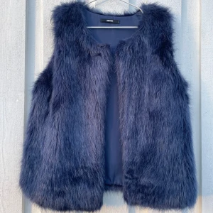 Mörkblå pälsväst från Bik Bok - Snygg mörkblå pälsväst från Bik Bok som i storlek L, men jag har använt den som en oversized S🫶🏼