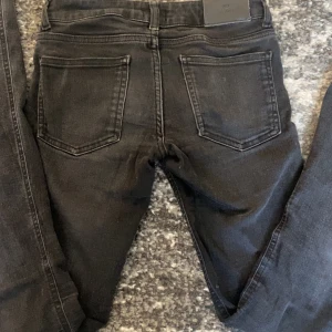 Svarta jeans från NLY Jeans💕 - Snygga svarta jeans från NLY Jeans med en klassisk femficksdesign. De har en knapp och dragkedja framtill och är perfekta för en basic men också festlig outfit, dom är väldigt lågmidjade, dom passar mig i längden och jag är ca 170,  skriv för mått eller funderingar, priset kan även diskuteras💕( dom kommer tvättas innan dom skickas samt strykas)kan även skickas samma dag som köpet genomförs beroende på tid💕