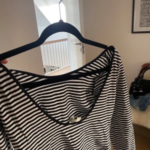 Svartvit randig topp - Säljer denna jättefina randiga topp med öppen rygg. Använd 2 gånger ungefär! 💕💕