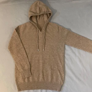 Kashmir/Merino hoodie - En skön beige Kashmir/Merino hoodie i storlek XS! Endast använd 2 gånger, därför toppskick på hoodien! Hör av dig vid fler bilder eller frågor!🌟