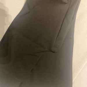 Utsvänga byxor - Utsvänga svarta byxor från Gina tricot, de är knappt använda, om ni vill ha bilder på skriv privat💗