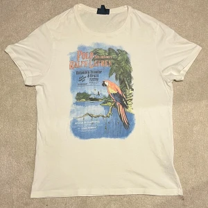 Ralph Lauren - T-Shirt - Sjukt fet Raffe t shirt med riktig snyggt tryck. Passar perfekt till sommaren. Storlek är M men skulle säga att den passar S också. Jag på bild är 184. Vid minsta fråga eller fundering hör av er🤝