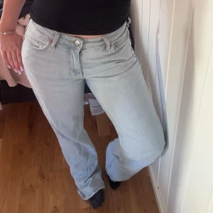 Ljusblå jeansbyxor baggy - Snygga ljusblå jeansbyxor med en klassisk femficksdesign. Byxorna har en rak passform och är perfekta för en avslappnad stil. De är högmidjade och har en knapp- och dragkedjestängning framtill.