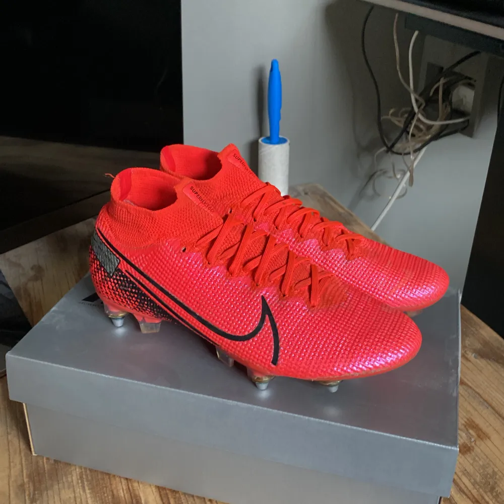 Hej! Säljer nu dessa i mycket bra skick/bara lite smutsig. Väldigt sällsynt i detta skick. Storlek 42. Nike mercurial 13 elite. Bara höra av er vid minsta fundering!! MVH Mattis . Kengät.