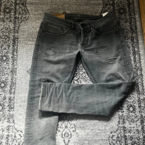 Mörk gråa dundup jeans  - Hej ett par snygga dundup jeans har använts ett fåtal gånger och är i ett perfekt skick. Skriv om ni har frågor och priset är ej hugget i sten! 