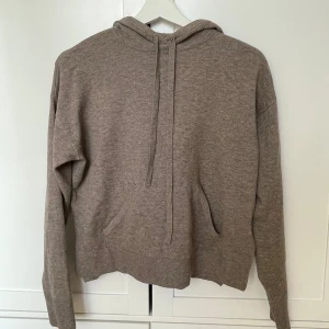 Stickad hoodie - Stickad beige hoodie med snören. Säljer då den inte kommer till användning längre💗