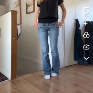 Blå bootcut jeans - Snygga jeans som varit en av mina favoriter länge! Rensar garderoben! Dessa jeans köpte mamma i new york nypris 1400kr vet tyvärr inte märket.💕midjemått cirka 37-38cm innebenslängden cirka 79cm