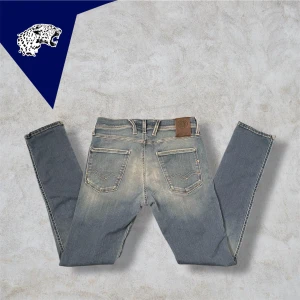 REPLAY ANBASS  - Replay Anbass| Skick: 8/10 (lite slitna i skrevet) | Strl W28 L32  | Kan ge mått om det önskas | Hör av dig om du undrar någonting! 