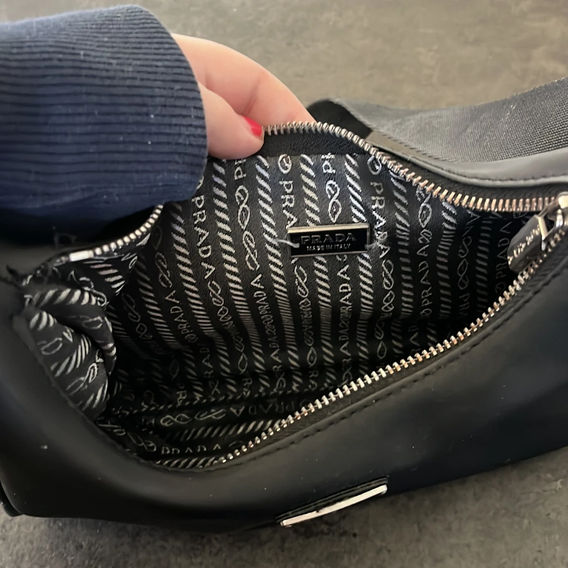 Svart axelväska från Prada - 1