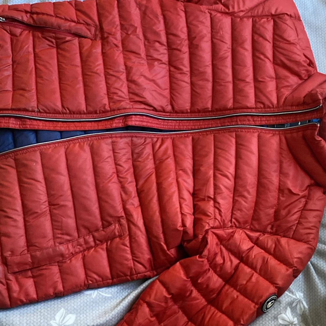 Röd dunjacka från Sail Racing