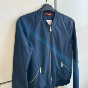 Sail Racing jacka - Tja! Säljer nu denna riktigt feta Sail Racing vindjackan då den blivit för liten! Den är använd ca 3 gånger så den är i topp skick!💯Storlek: ca 150-162! Nypris ligger runt 1800 säljer denna för endast 600💸      Skriv vid andra funderingar!            //Alve