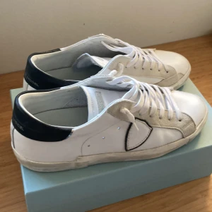 Vita Philippe Model Str 44 - Feta vita Philippe Modell Str 44. Använt ca 10 gånger så inprincip helt nya. Hör av er vid frågor! (Pris går att diskutera)