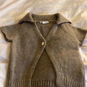 Kortärmad stickad kofta från zara - Säljer en söt stickad kofta från Zara med korta ärmar och krage. Storlek S. Endast använd två gånger. 🤍