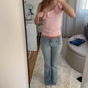 Rosa offshoulder topp från Stradivarius - Säljer en söt rosa offshoulder topp från Stradivarius. Toppen har en volangdetalj som ger en extra touch av stil. Perfekt för varmare dagar eller en utekväll. 💖