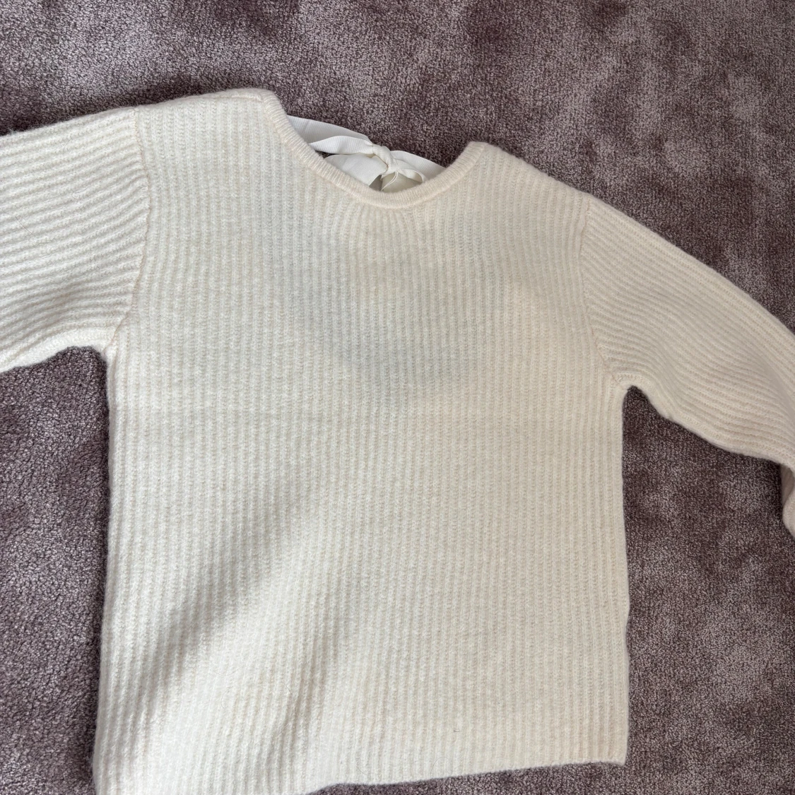 Vit stickad tröja med rosett - 1