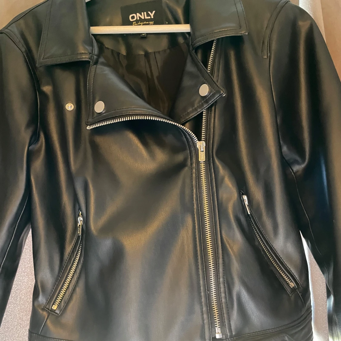 Svart skinnjacka från ONLY - 4