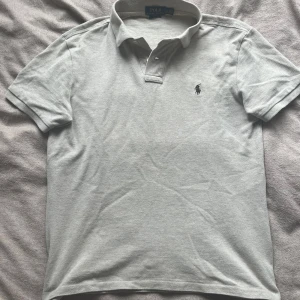 Ralph Lauren pike - Säljer en pikétröja från Ralph Lauren i slim fit. Perfekt för varmare dagar. Hör av er vid frågor eller förhandlingar. 
