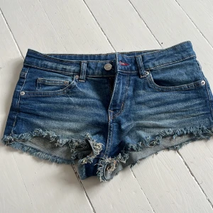 Jeansshorts - Säljer ett par jeansshorts perfekta till sommaren