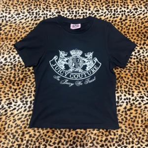 juicy couture scotty dog top - ✰*฿✩‧₊˚ läs gärna köpvillkoren innan köp - FAST PRIS ✰ storlek S, ÄKTA köpt från juicys hemsida ✰ inga märkbara defekter, nyskick ✰ skriv vid frågor💋