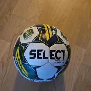 Fotboll Select Brillant Super TB - Säljer en fotboll från Select, modell Brillant Super TB. Bollen har en snygg design med gröna, gula och vita detaljer. Perfekt för både träning och matchspel. Köp direkt eller ge prisförslag ⚽ Nypris 1500. 