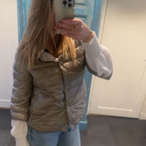 Trekvartsärmad jacka  - Snygg trekvartsärmad jacka med knappar och ett diskret mönster på insidan av jackan. Den har en normal passform, skulle säga Storlek S men M funkar med🥰färgen är guld men också lite åt det ljugröna hållet. Jackan är köpt här på plick men tyvärr inte kommit till så mycket användning. Därför i jättebra skick😍
